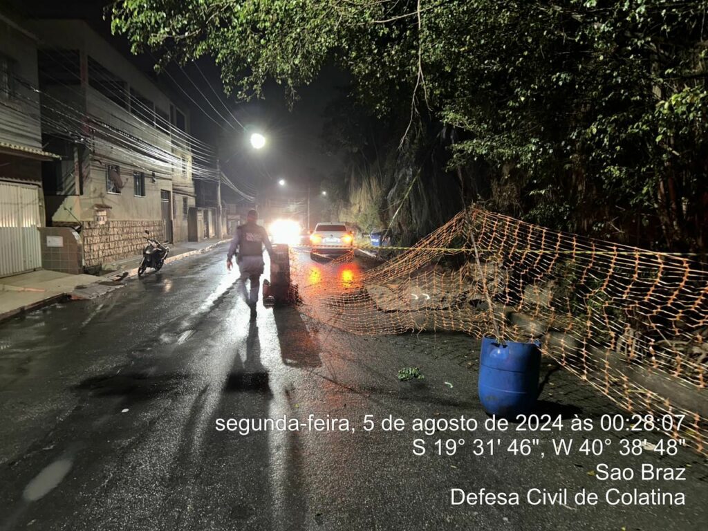 Rocha desprendida atinge avenida em Colatina